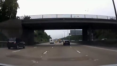 高速公路上警察是如何进行交通分流的？
