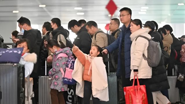 一些车次为何开售即秒光?抢票软件成功概率更高?12306回应来了