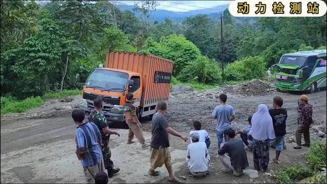 印尼网红坡的车,今天可是将这里的拖车忙的够呛,没一辆车能上来动力检测站汽车解压