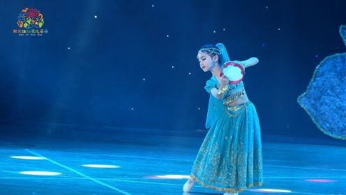 少儿独舞《欢乐的跳吧》是一支新疆舞，小演员身着传统服饰为，身上鲜艳的服装与舞动的频率和力量相得益彰,给人一种热烈、积极向上的感觉，展现了新疆人民昂扬向上的民族风