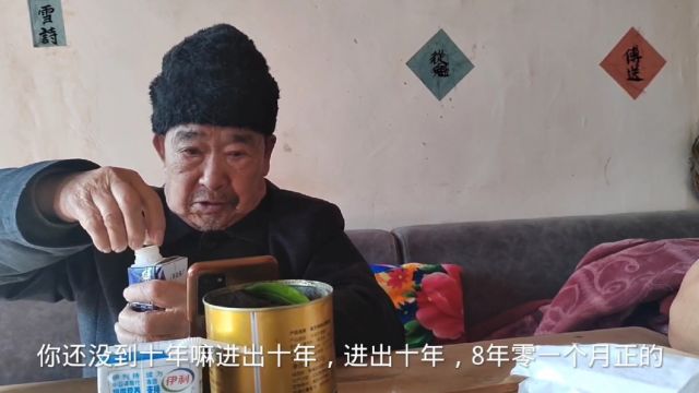 家里的材劈完啦!来跟我老爹聊聊天,我老爹也是当过兵的