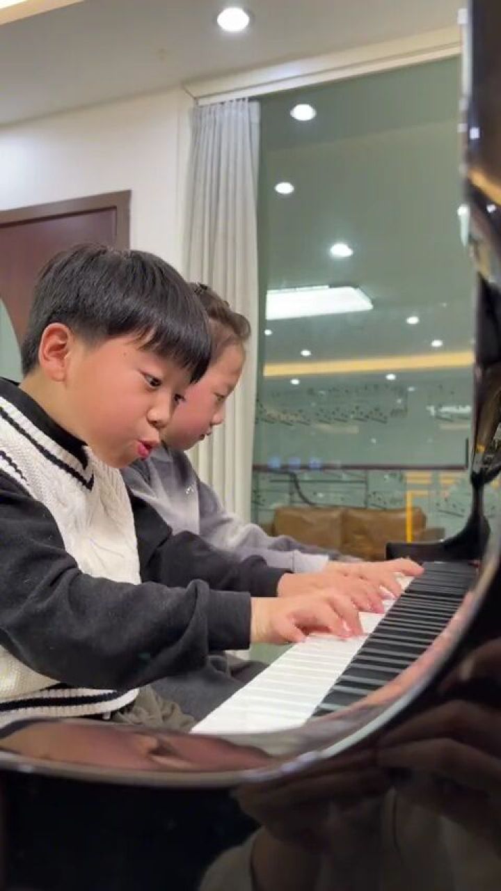 音乐一响…过年的气氛就来啦[爆竹][爆竹] #子航和大锤 #春节序曲