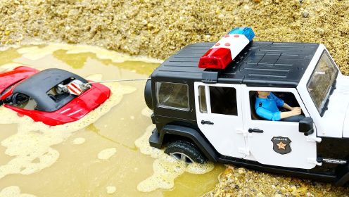工程车玩具：小汽车当警长的面超速，被警车穷追不舍终于逮捕小汽车