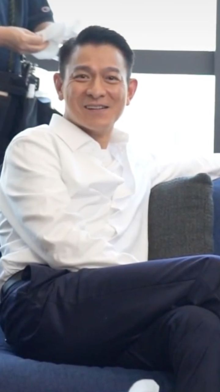 62岁刘德华帅气依旧