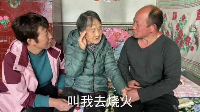 86岁老母亲出院回家,看到常输心疼嘘寒问暖,儿子永远是娘心头肉