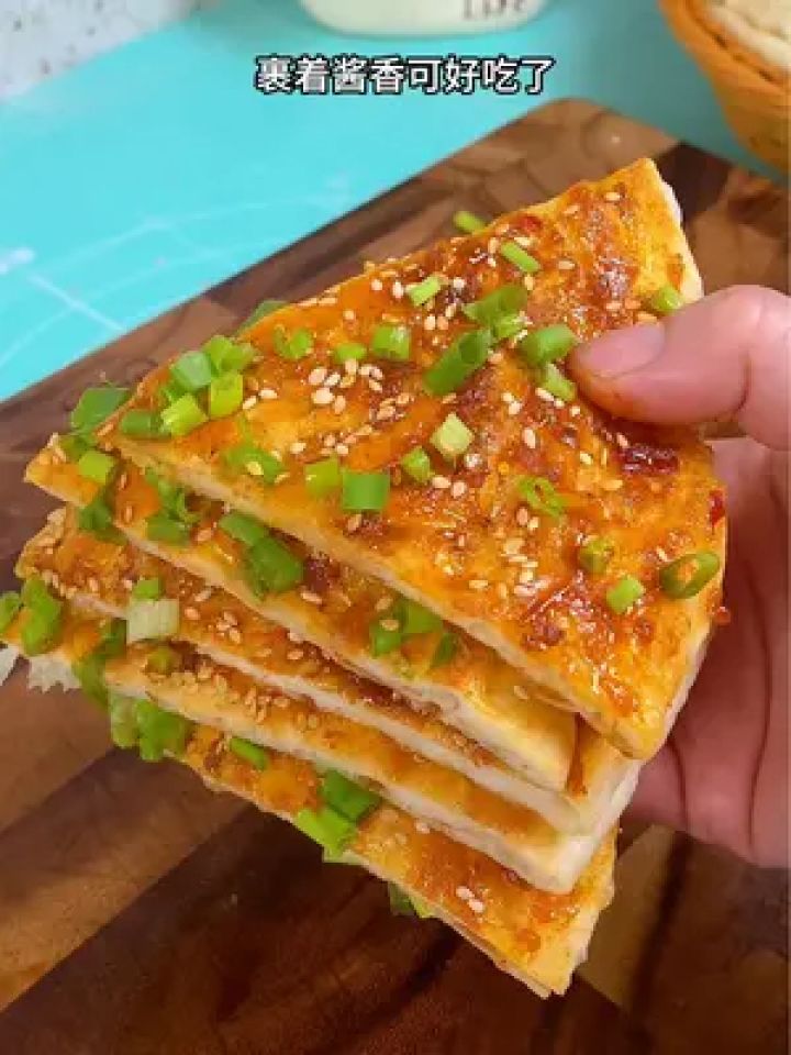 大人小孩都爱吃的酱香饼#酱香饼 #面食分享 #烙饼#自制酱香饼 #酱香饼