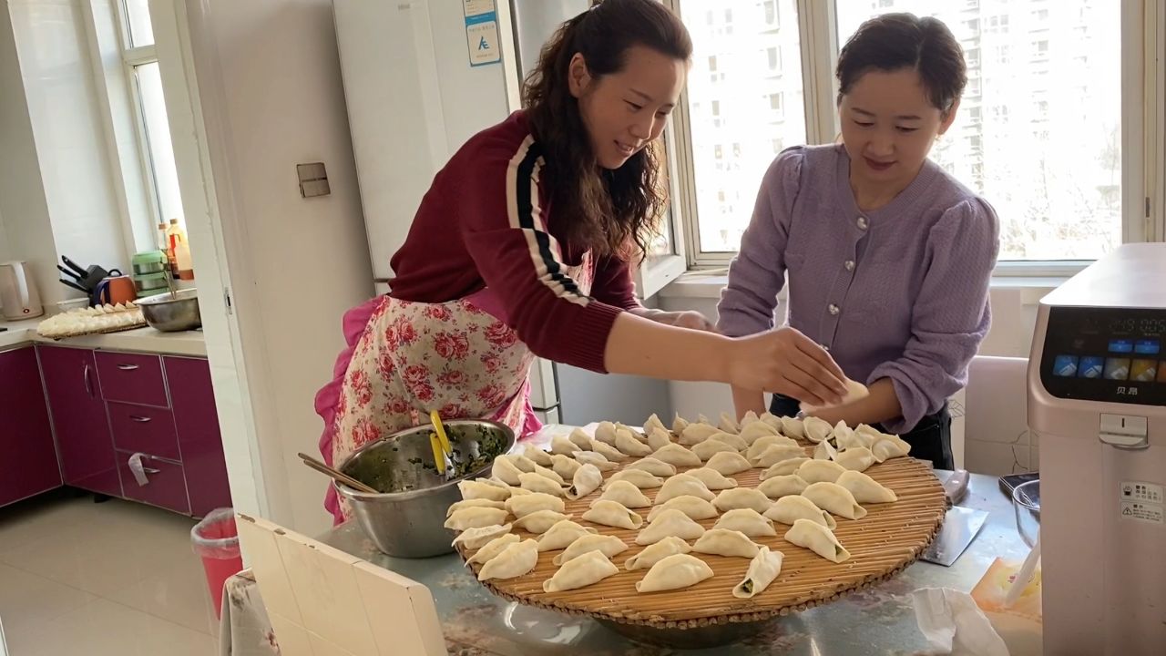 婆婆生日,倔媳妇忙前忙后包饺子,有煎有煮孩子们吃的津津有味