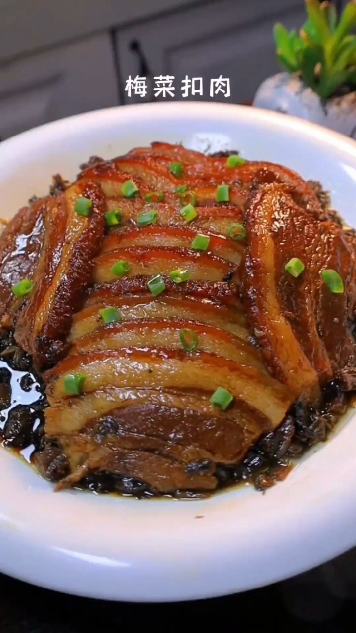 年夜饭一定要有梅菜扣肉,寓意蒸蒸日上,肥而不腻,入口即化,自己在家