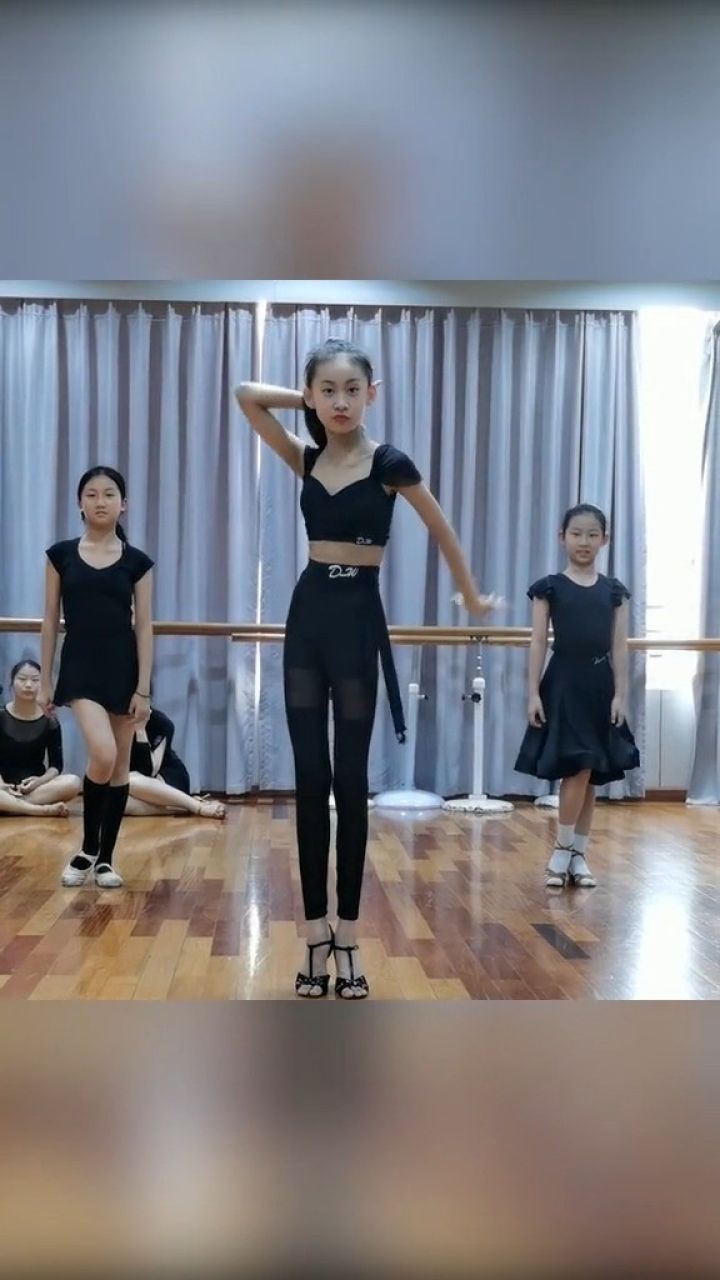 领舞女孩许佳钰,果然站c位的都是有实力的.