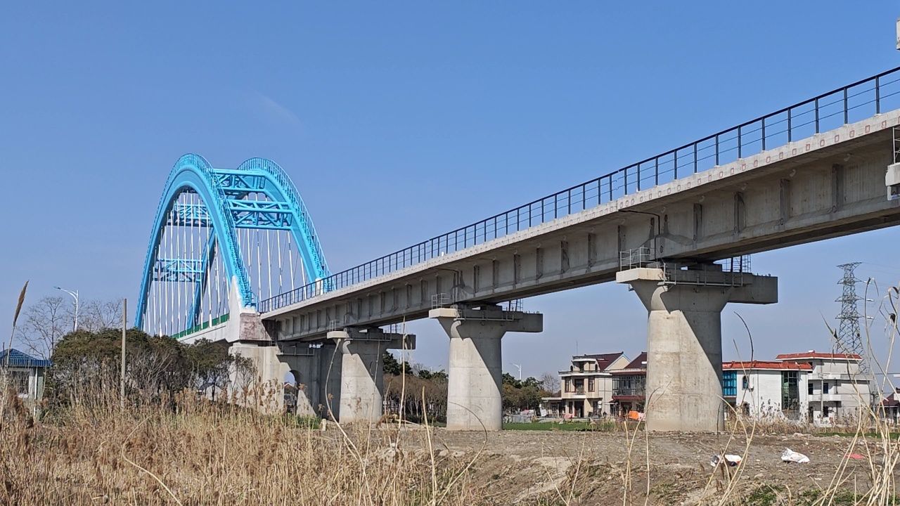 洋吕铁路联调联试检测列车通过海门港新区临海公路拱桥