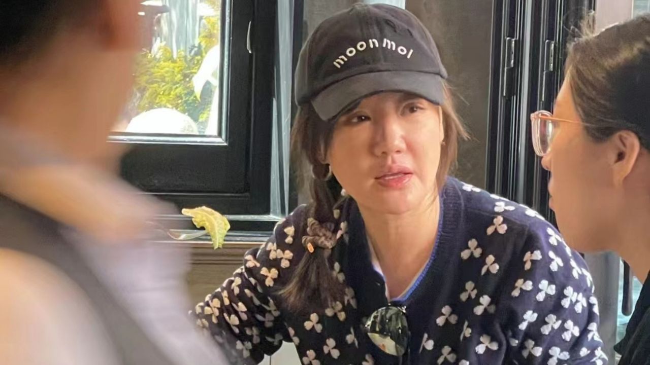 薛佳凝与友人聚餐被偶遇,45岁素颜状态超好,编麻花辫少女心满满