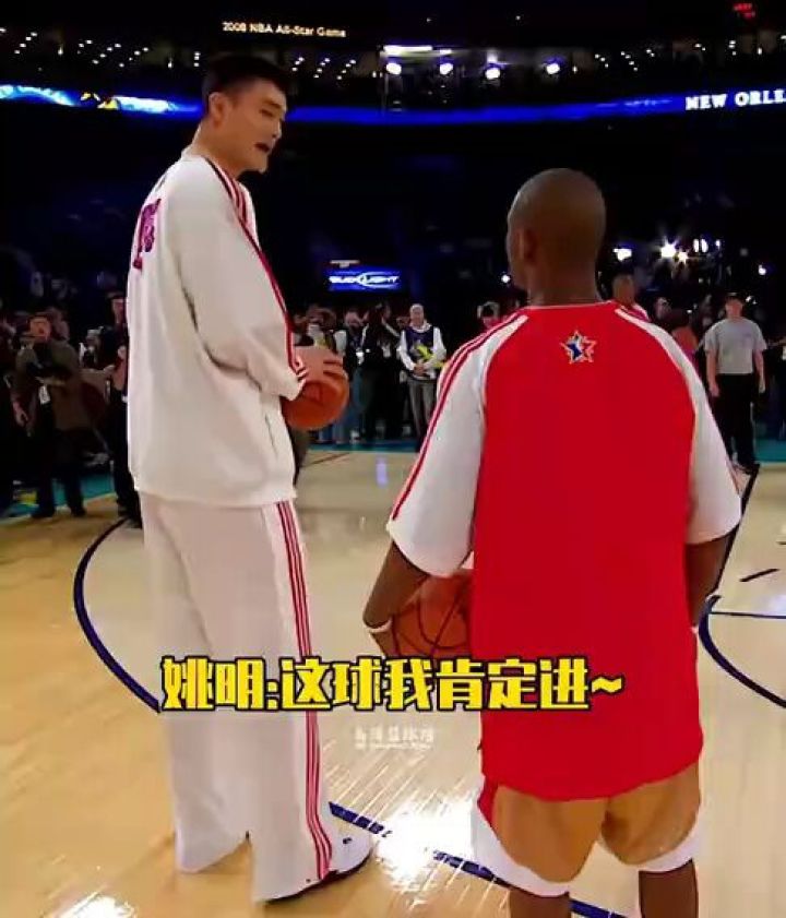 08年第一次参加全明星的保罗,和姚明比起了三分,那时候的他们都好青涩