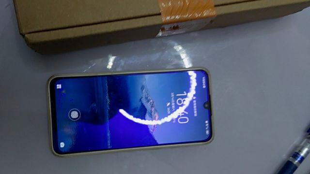 视频包含开箱视频,瑕疵地方以及证明无法安装必要app,足以产品有质量问题