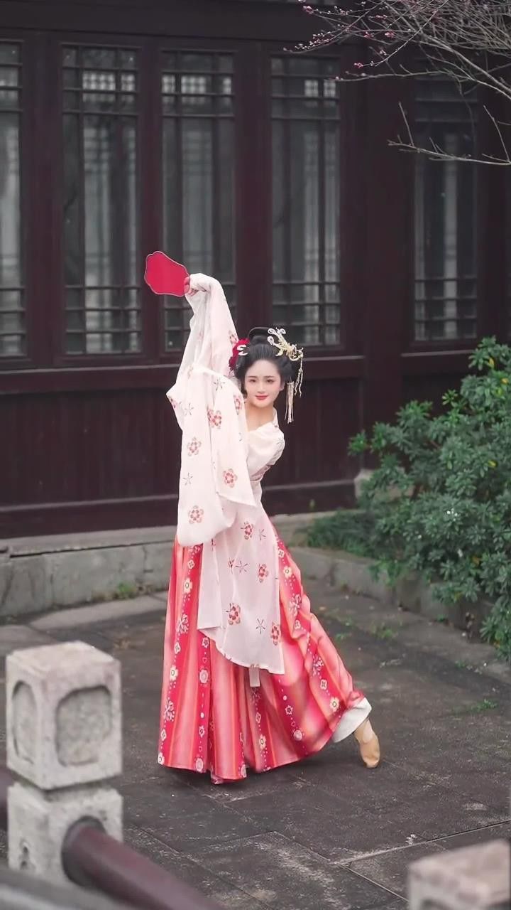 请问洛阳什么花甲天下呢#汉服上身满满的温婉古典风