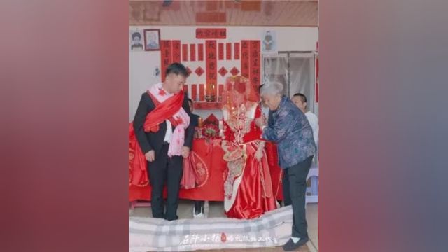 贵州结婚习俗:回车马,新娘子接到男方家要用一只公鸡往新娘子头上丢过.接亲习俗 娶亲 接新娘子啦 石阡婚礼跟拍 小助手