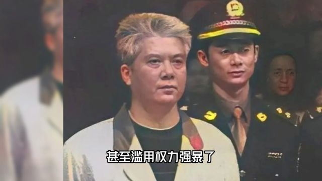 2003年胡启能被押送刑场的镜头,头发花白