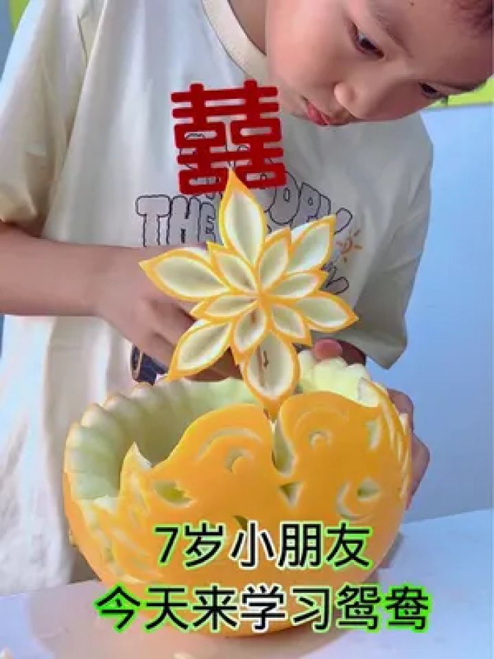今天学习雕刻鸳鸯,偶尔周日才能来学习一下,慢慢进步#水果雕刻 #果蔬