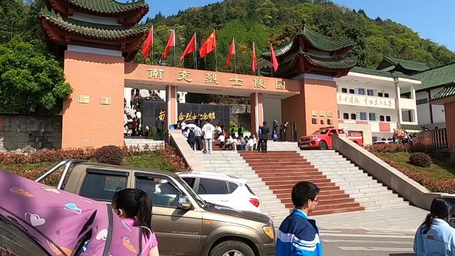 清明时节在四川南充市西山烈士陵园陆陆续续有学生在扫墓,继承先烈的遗志