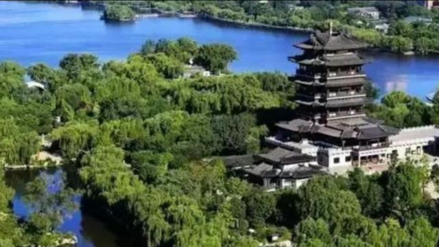 济南大明湖景区,是一处集水域风光、园林景观、古建筑为一体的公园