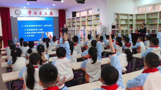 福建厦门:“护航”中小学生安全成长