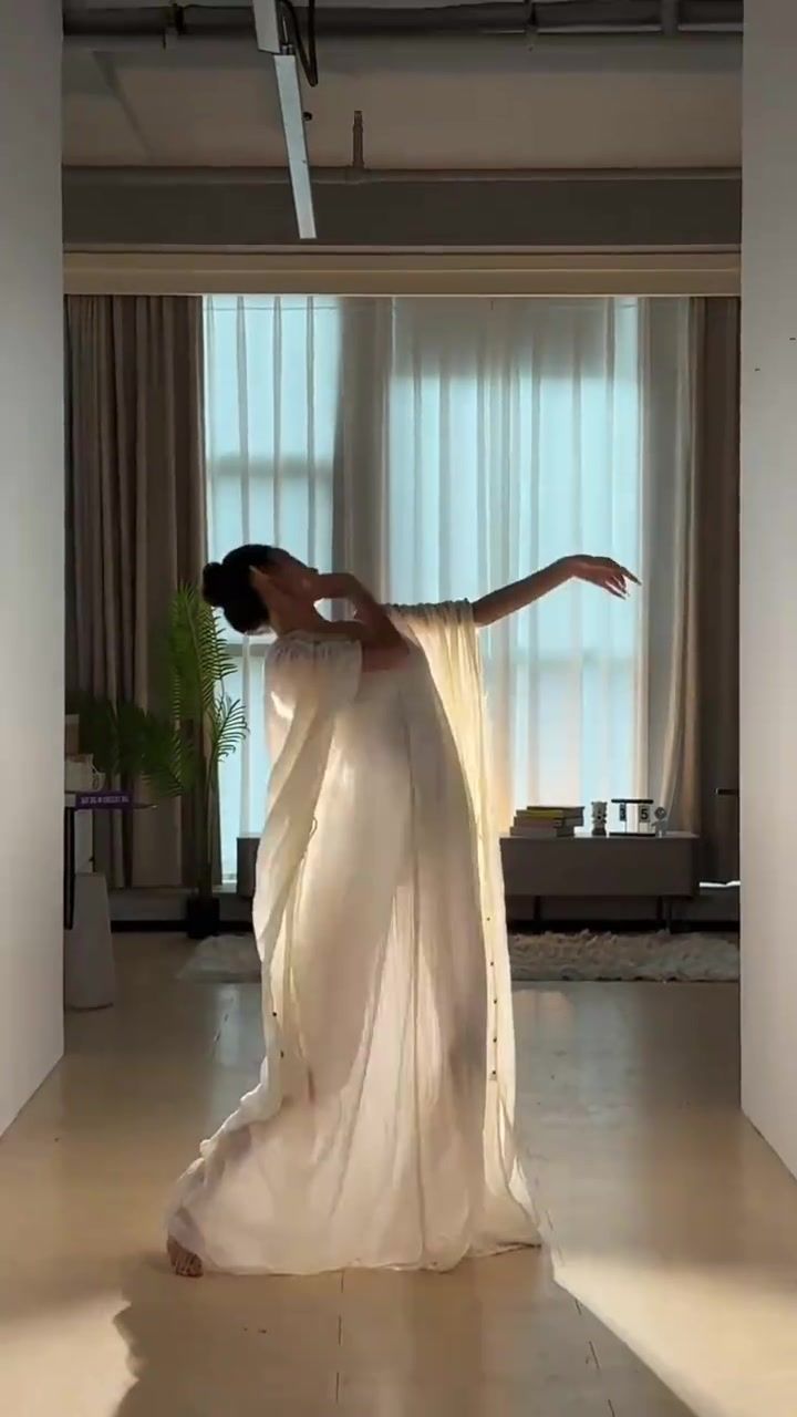 美女穿白纱在逆光下跳舞,网友:美得窒息