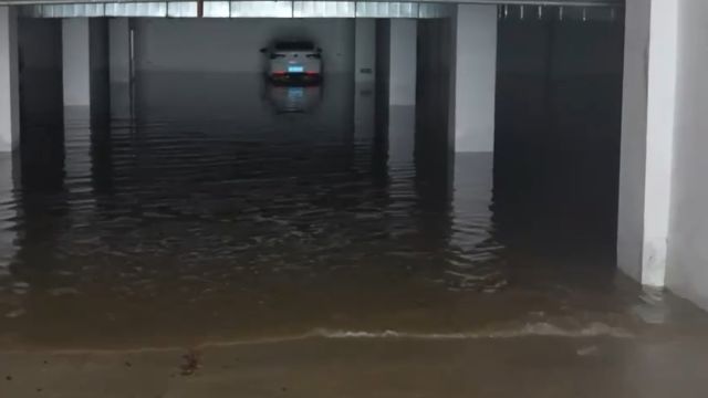 江西乐平遭遇强降雨,部分小区道路被淹,地下停车场积水严重