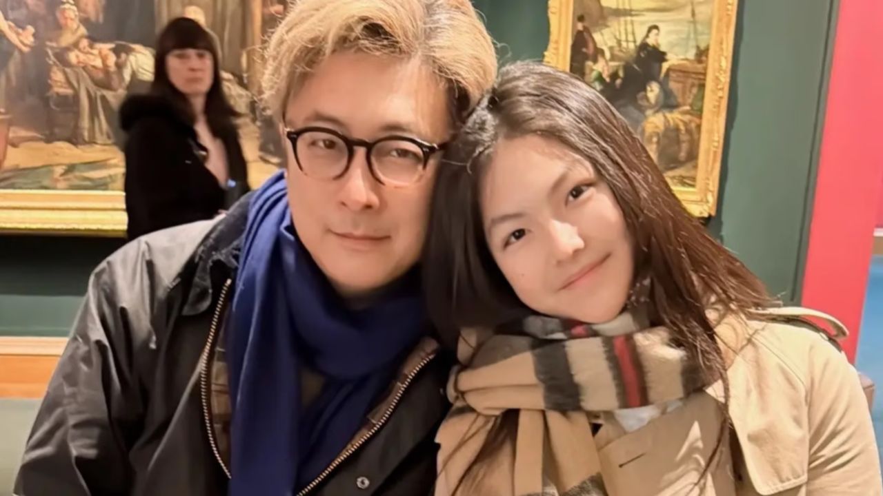 李湘一家三口苏格兰看画展 王岳伦王诗龄温馨合照