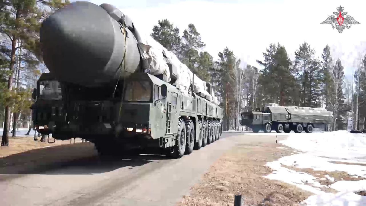 俄洲际导弹部队实战演练:无人机打击导弹车 遇"敌"伏击激烈交火