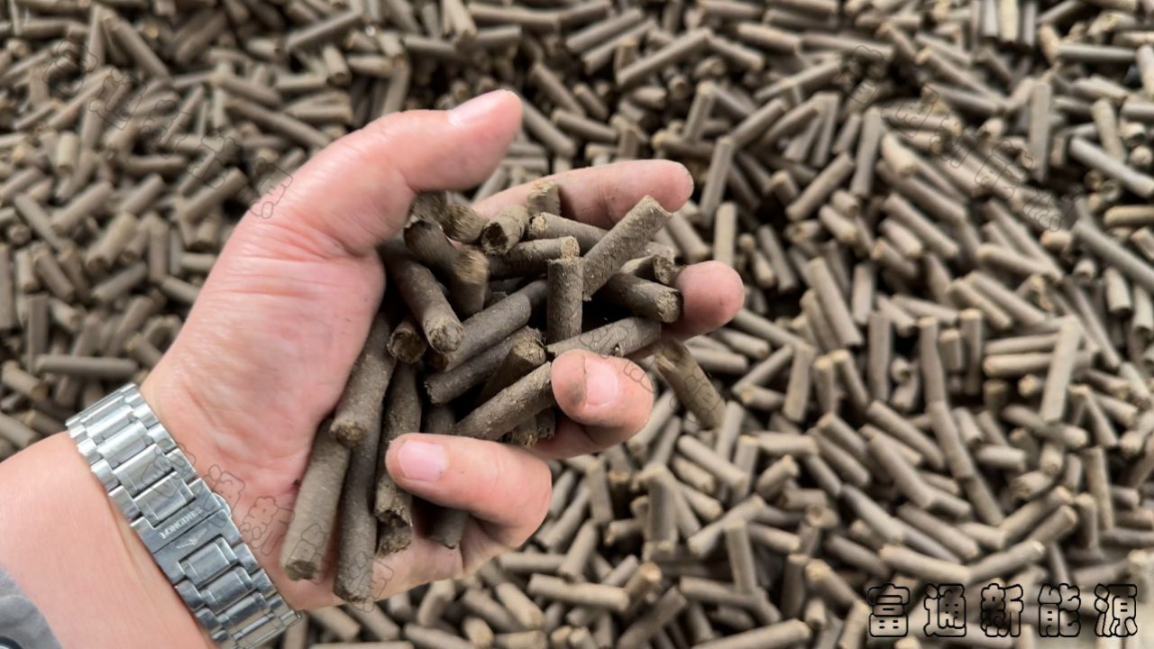 牛粪经过颗粒机压制成圆柱状颗粒燃料,可以用在壁炉,蒸汽锅炉,以及