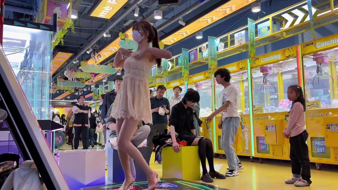 夏天跳这首双马尾shakeit跳舞机小姐姐