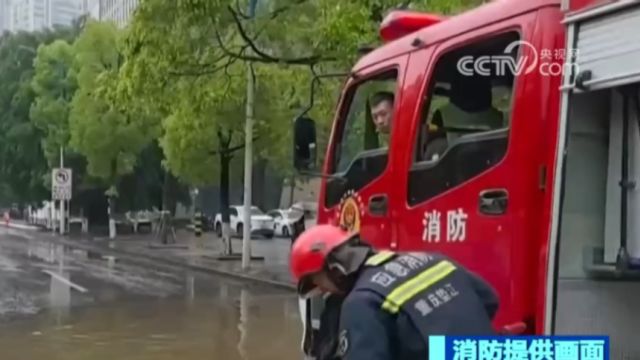 多地遭遇强对流天气,重庆垫江:强降雨致多车被淹,消防员紧急救援