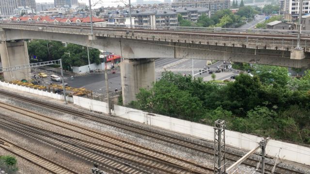 实拍京沪铁路客车车底回送