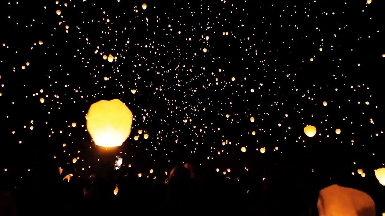 孔明灯漫天星火#素材 #送你满天星辰 #孔明灯 #视觉震撼 #城市的夜晚