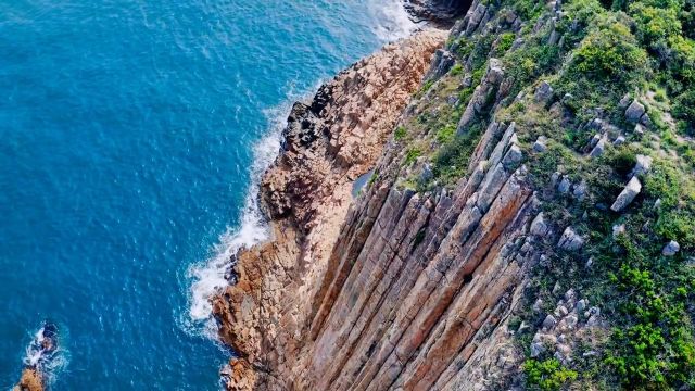 海岛悬崖峭壁#风景 #大自然的鬼斧神工 #海岛 #蓝色治愈系