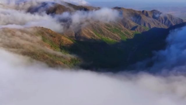 宁夏海原南华山间云海翻腾美如画,场面壮观,如同置身仙境