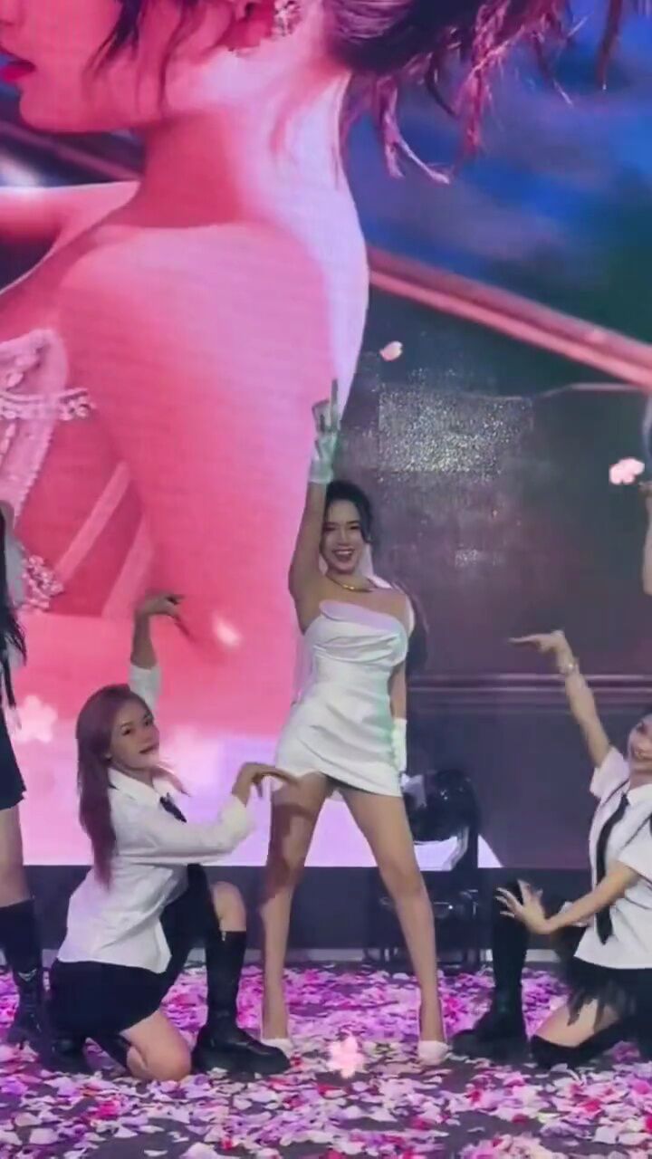 结婚新风尚,新娘带领伴娘团热舞#嗨翻全场#劲歌热舞#伴娘团嗨起来