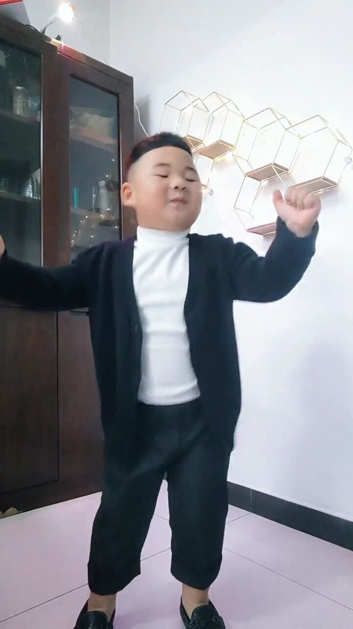 白哥笑场了啊#萌娃跳舞#有肉感的小胖子#爱跳舞的宝宝#听到音乐就起舞