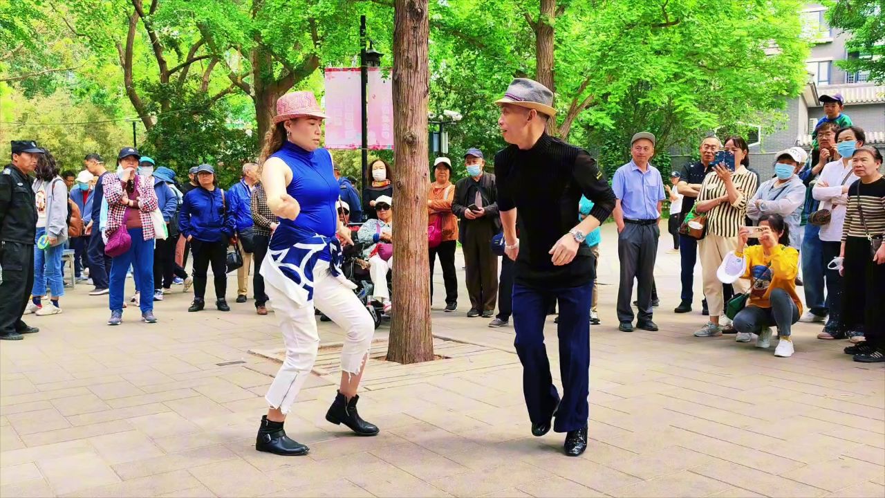 吉特巴双人对跳,每一个舞步都充满了力量和节奏感,好听好看