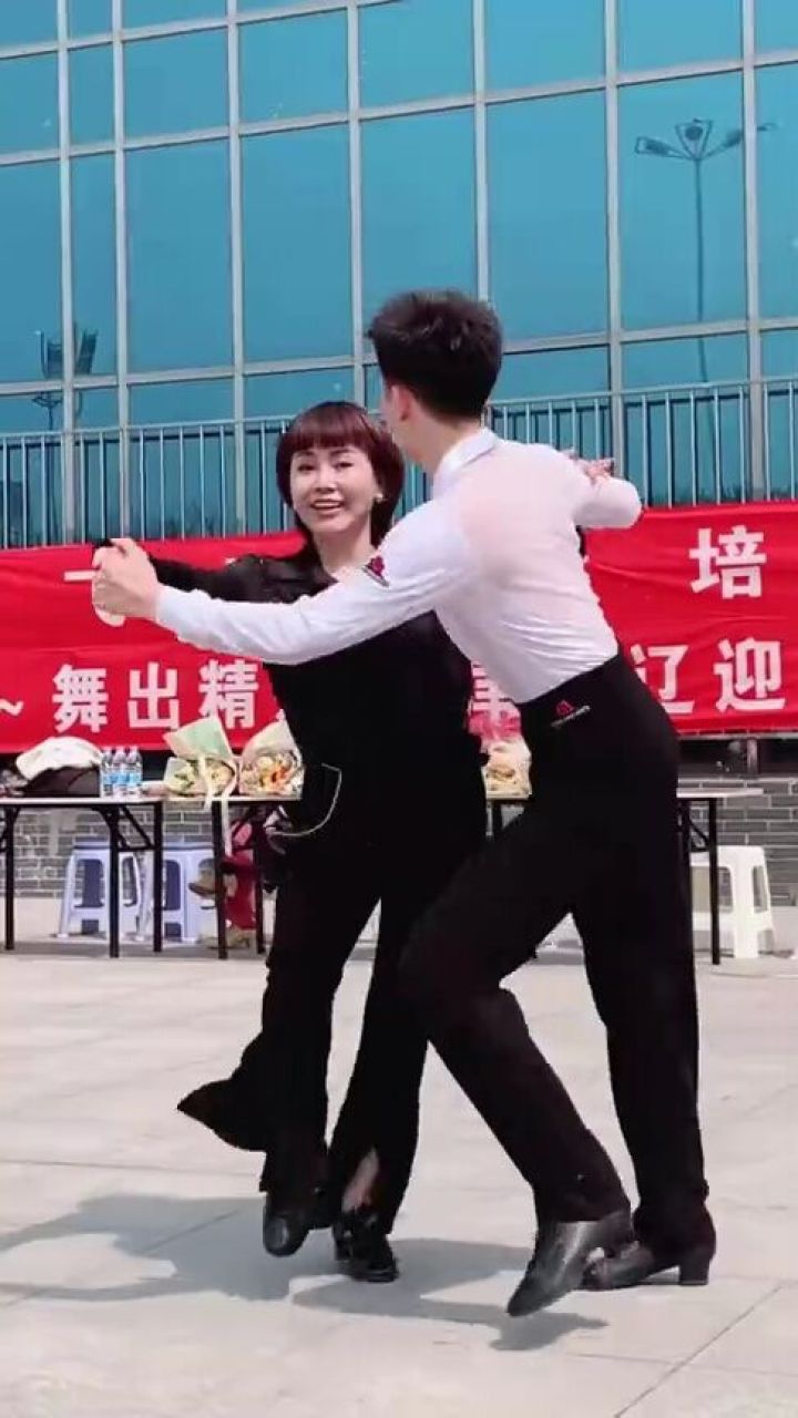 顺心67吉舞: 果果和飞儿老师 果果和飞儿老师即兴表演!