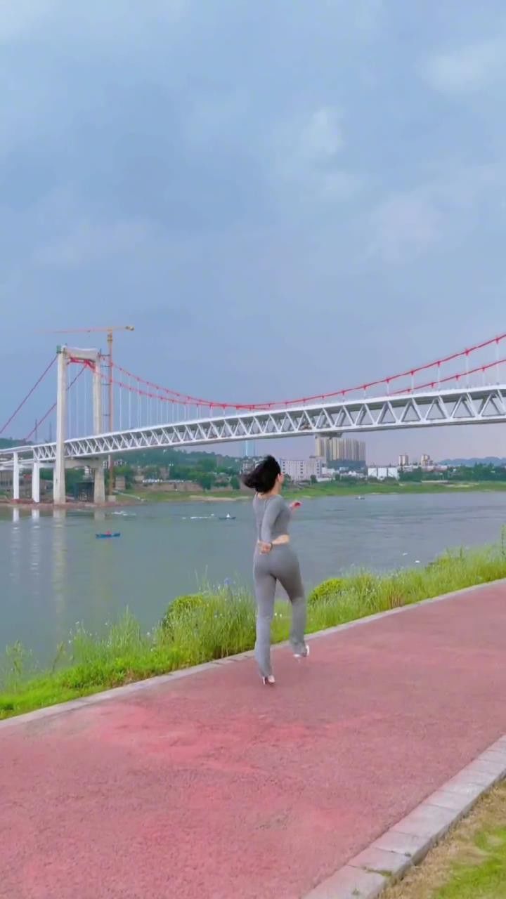 且看且珍惜,哈哈哈哈#微胖女生#户外舞蹈#跳舞使我快乐#背影#梨型身材