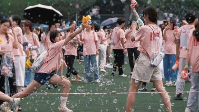 “多巴胺”盛宴!华农缤纷泡泡跑活动举行,师生校友活力开跑