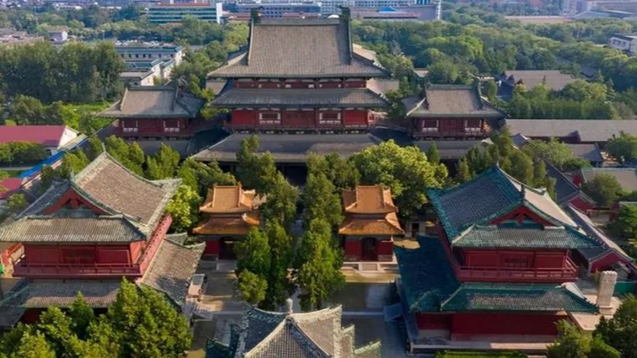 石家庄正定隆兴寺,为始建于隋朝的皇家寺庙,建筑宏伟,这里宁静平静