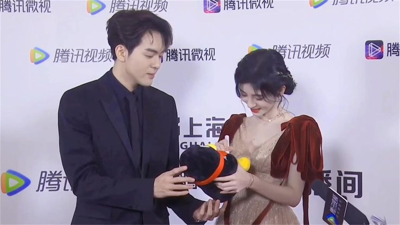 曾舜晞吃醋鞠婧祎给其他男人化妆,注意看鞠婧祎的反应,你吃醋了