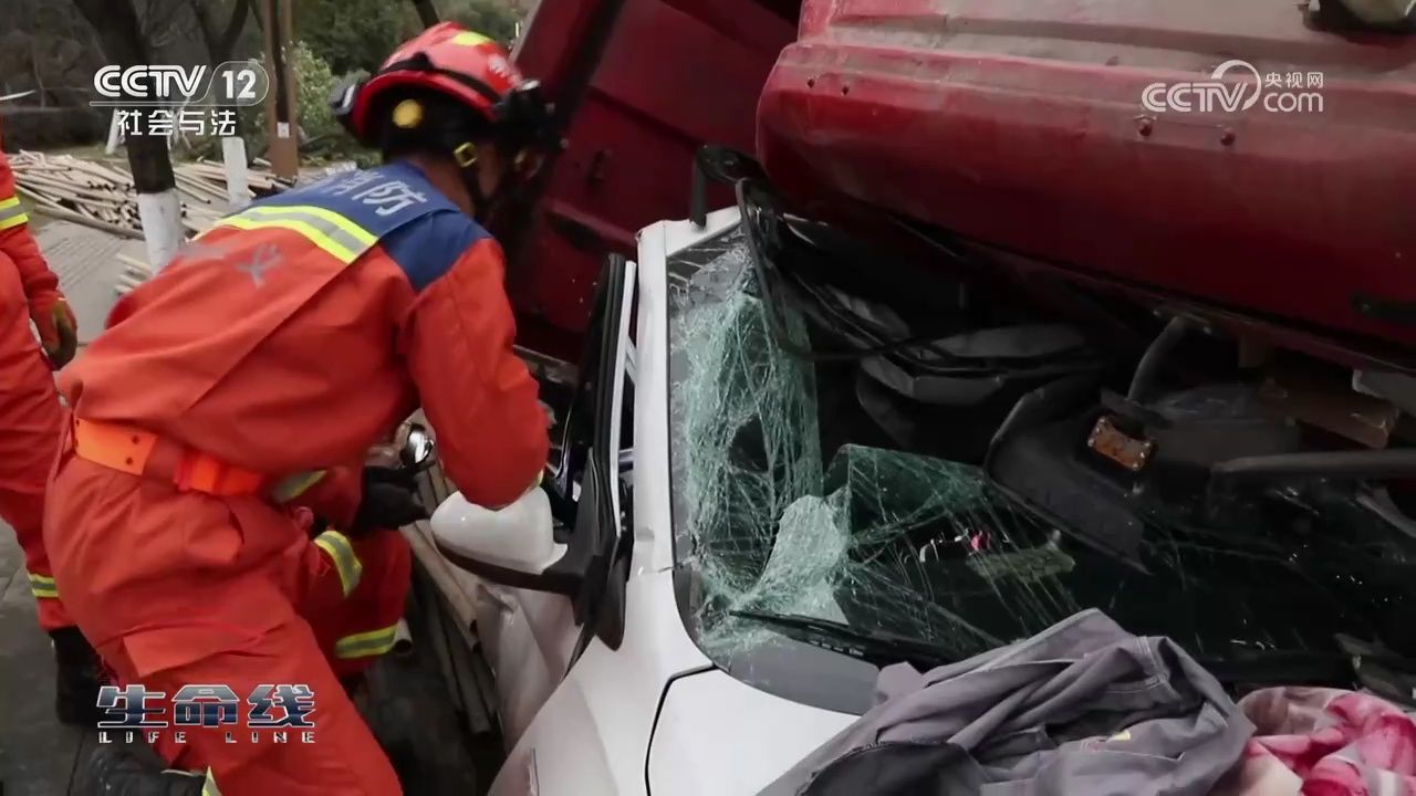 贵州 大货车侧翻压扁小轿车 周边弥漫汽油味 女子被困情绪稳定