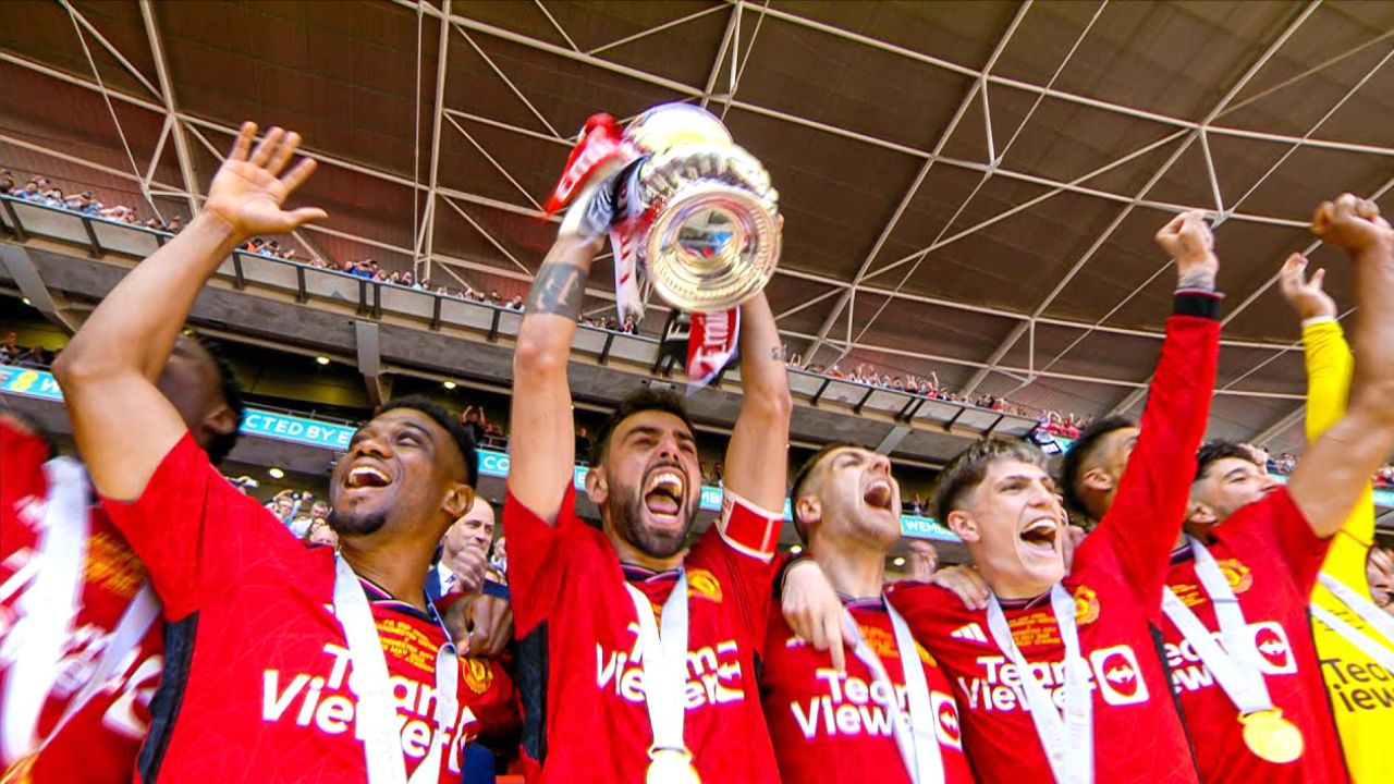 曼联怪阵完胜瓜帅,2-1夺冠!滕哈格逆袭欧联杯,可怜的