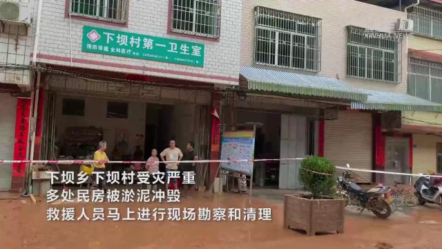 福建龙岩武平:森林消防协助清理溜方