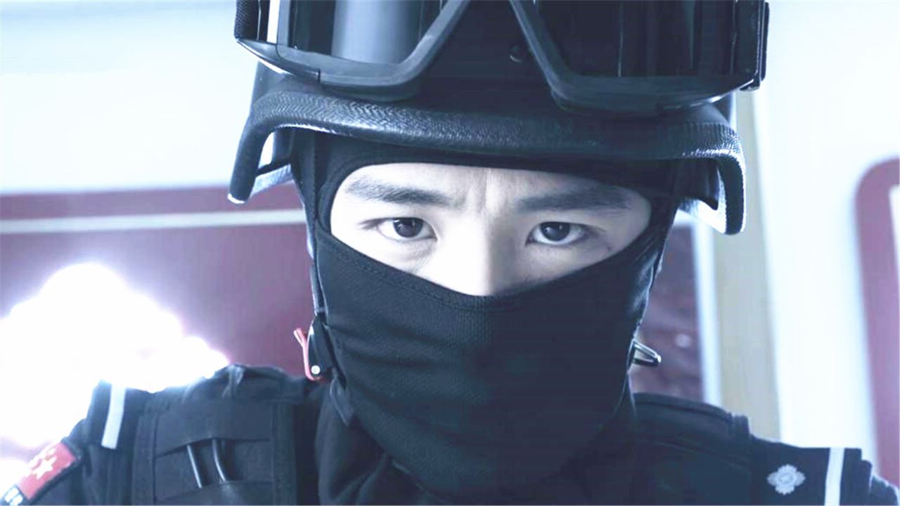 米佧握着炸弹发抖,邢克垒问她叫什么?听完名字,邢克垒笑了