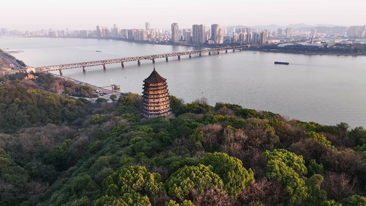教科书里有讲到过的钱塘江大桥,夕阳下和六和塔相映成趣