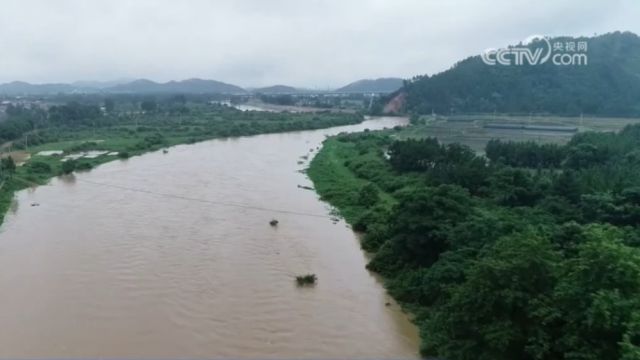 新一轮强降雨来袭,直击抢险救灾第一线,江西弋阳:强降雨致高速路段塌方,多部门紧急处置