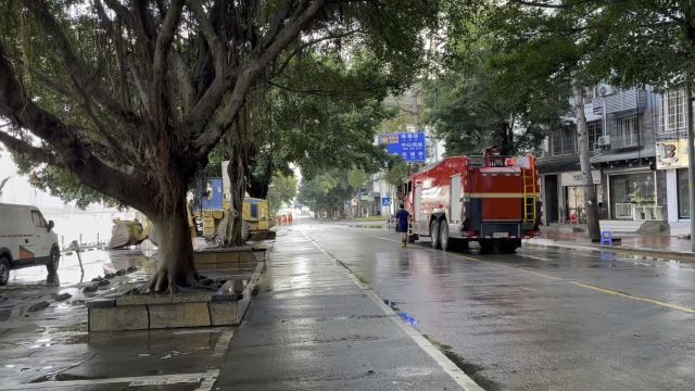 广西柳州洪水已经退下去,滨江西路街道已经清扫干净